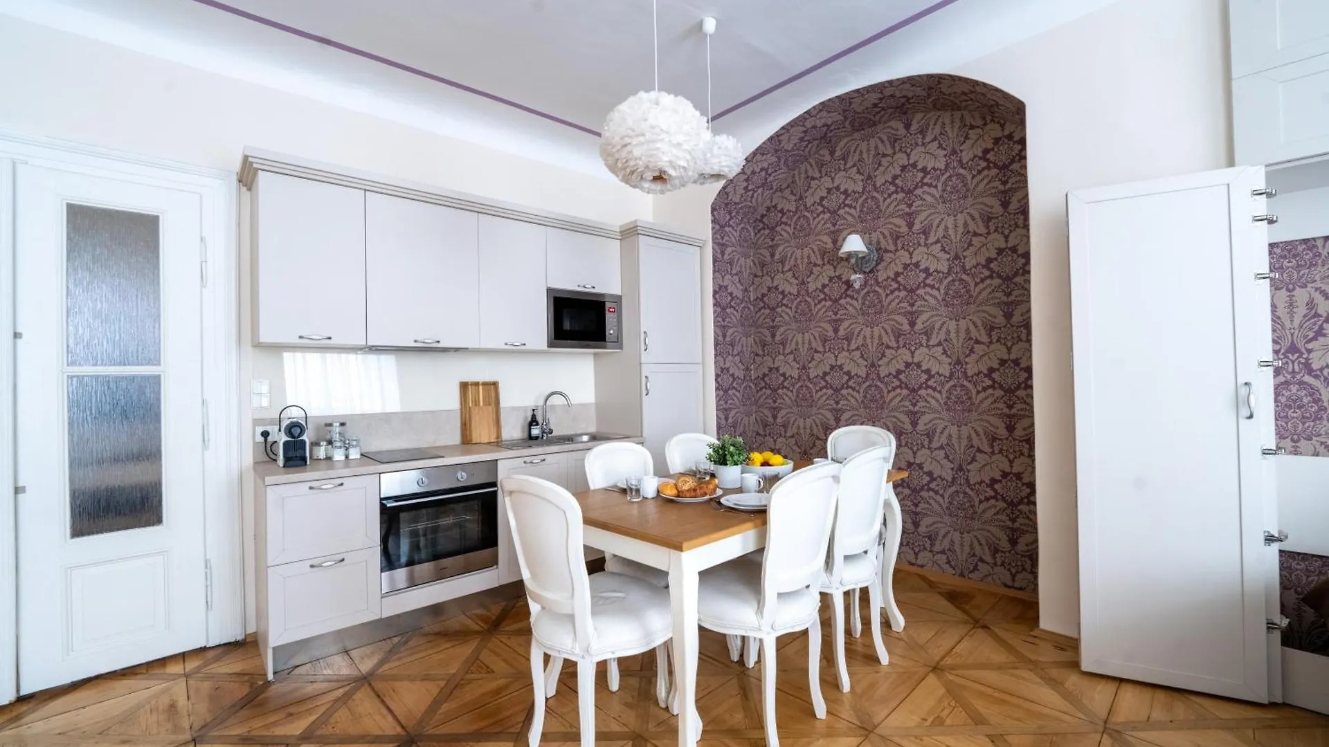 Extraordinary Prague Apartment 체코